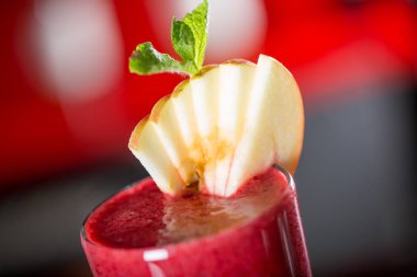 Kırmızı yüzlü cam 