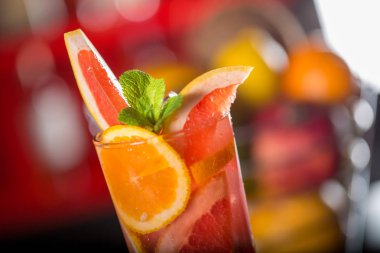 Portakal yapılan taze kokteyl meyve suyu