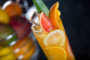 Portakal yapılan taze kokteyl meyve suyu