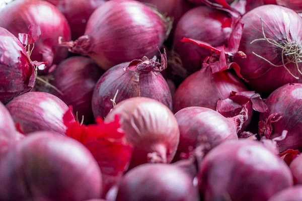 sepet içinde birçok kırmızı soğan yakın çekim