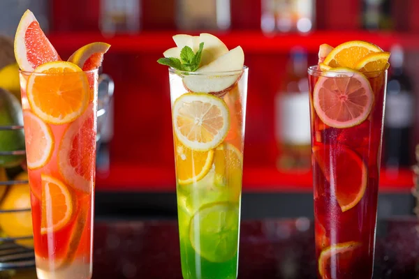 Portakal yapılan taze kokteyl meyve suyu