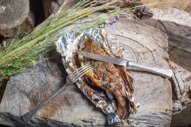 Bir alüminyum folyo üzerinde ızgara bütün alabalık 