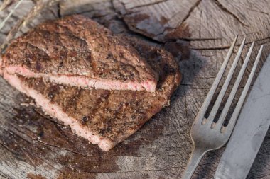 Bir rustik ahşap seyir defteri, sarımsak sosu ve eski sığır eti biftek