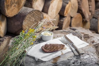 Bir rustik ahşap seyir defteri, sarımsak sosu ve eski sığır eti biftek