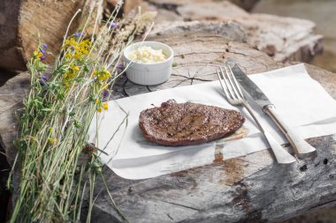 Bir rustik ahşap seyir defteri, sarımsak sosu ve eski sığır eti biftek