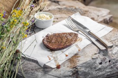 Bir rustik ahşap seyir defteri, sarımsak sosu ve eski sığır eti biftek