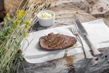 Bir rustik ahşap seyir defteri, sarımsak sosu ve eski sığır eti biftek