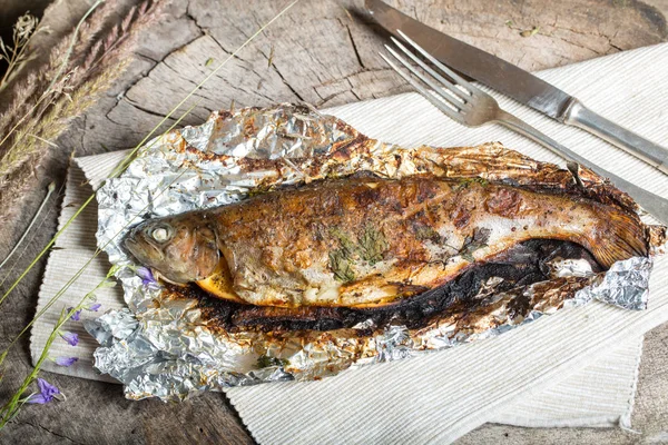 Trucha entera a la parrilla sobre papel de aluminio —  Fotos de Stock