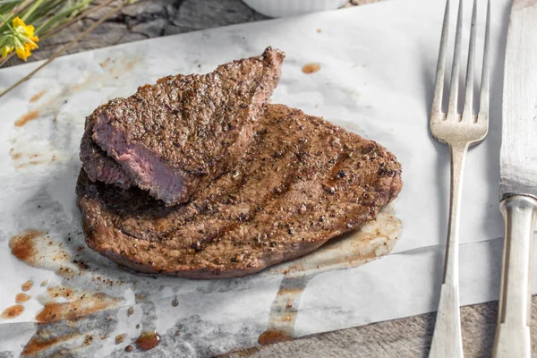 Bir rustik ahşap seyir defteri, sarımsak sosu ve eski sığır eti biftek