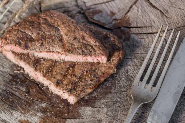 Bir rustik ahşap seyir defteri, sarımsak sosu ve eski sığır eti biftek