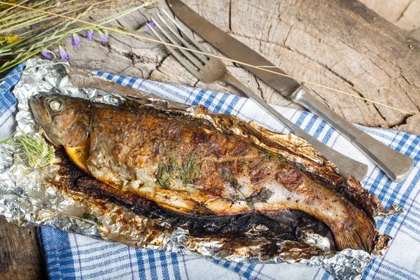 Trucha entera a la parrilla sobre papel de aluminio —  Fotos de Stock