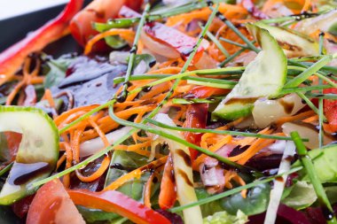 Beyaz bir arka plan üzerinde taze pancar salatası yakın çekim 