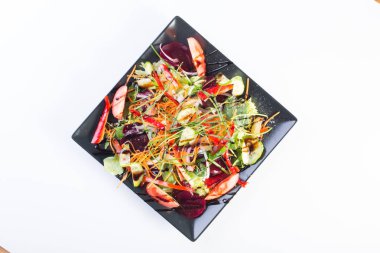 Beyaz bir arka plan üzerinde taze pancar salatası yakın çekim 