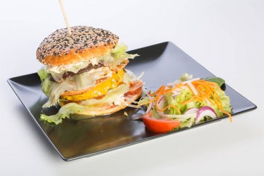 Çift peynirli biftek Burger salata ile yakın çekim