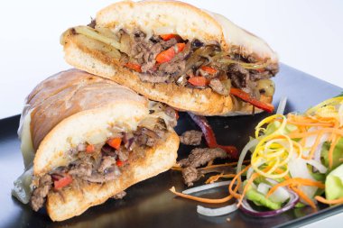 Sığır eti peynir ve salata siyah tabakta izole kapatmak