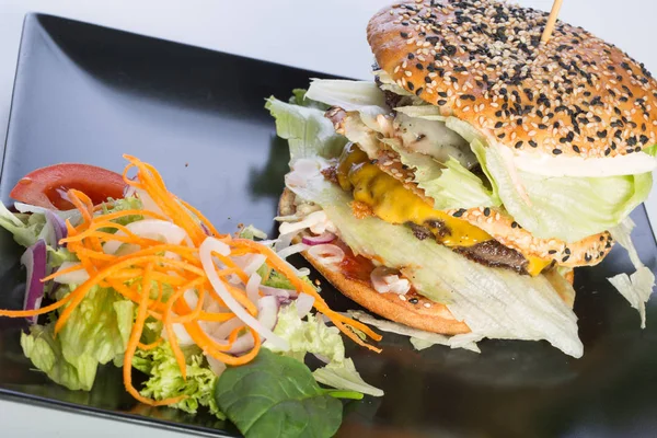 Detailní záběr dvojitá sýr hovězí Burger se salátem — Stock fotografie