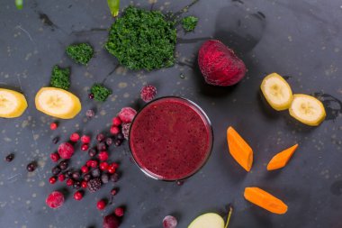 Kırmızı orman meyve güler yüzlü yakın çekim 