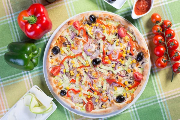 Nahaufnahme von frischer vegetarischer Pizza — Stockfoto