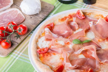 İtalyan Pizza jambon ile yakın çekim 