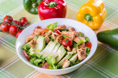 ızgara tavuk avokado ile yakın çekim 