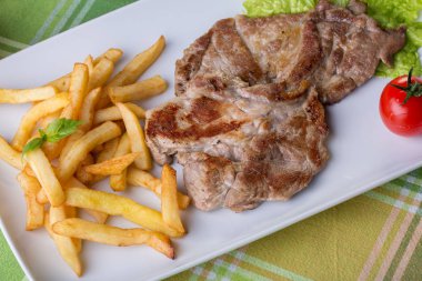 domuz biftek patates ile yakın çekim 