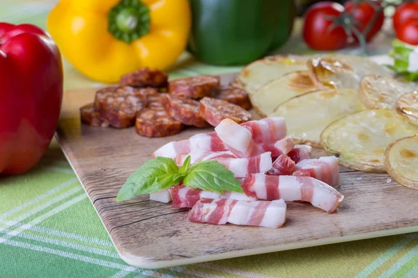 ジャガイモと伝統的な豚肉料理のクローズ アップ — ストック写真