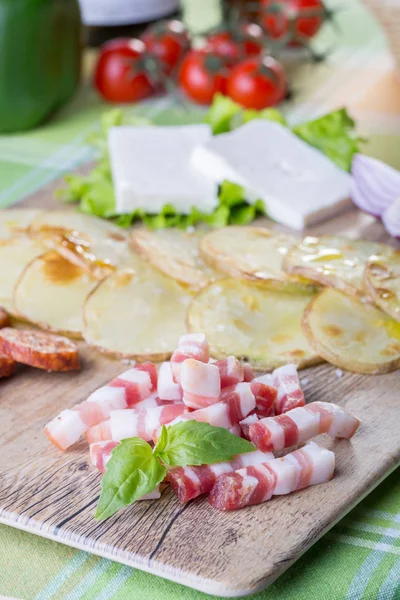 Крупным планом традиционной свинины с картофелем — стоковое фото