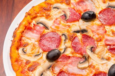 Pizza mantar ve salam Üstten Görünüm 
