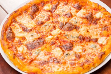 Ahşap masa ile dört peynirli pizza Üstten Görünüm