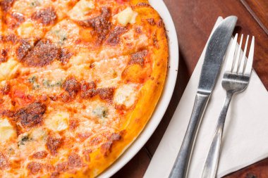 Ahşap masa ile dört peynirli pizza Üstten Görünüm