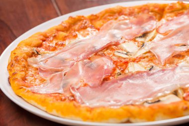 lezzetli jambon ve mantar pizza 