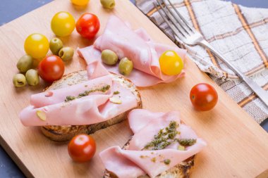 Mortadella tost domates ile yakın çekim