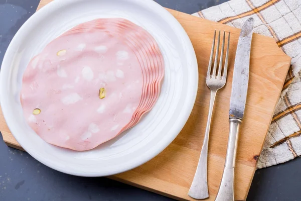 Закрыть мортаделлу на белой тарелке — стоковое фото
