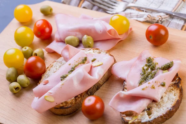 Close up de mortadela brinde com tomates — Fotografia de Stock