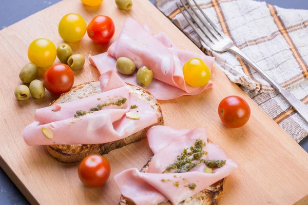 Close up de mortadela brinde com tomates — Fotografia de Stock