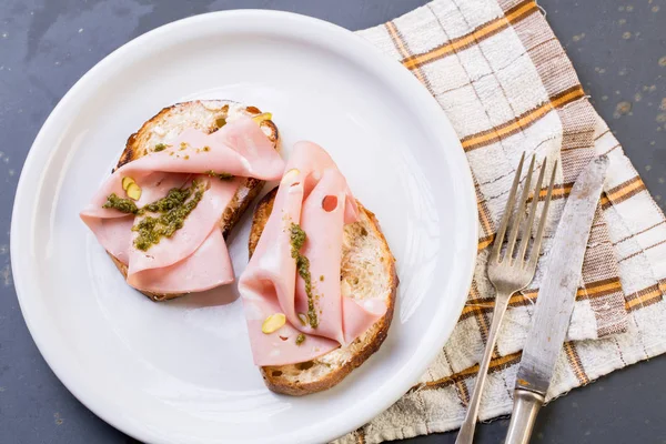 Mortadella tost beyaz tabakta domates ile yakın çekim