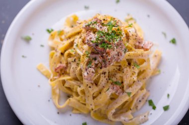 arka plan beyaz bir tabak makarna carbonara, yakın çekim