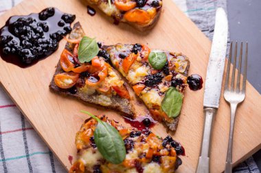 Mozzarella peyniri, domates ve d ile lezzetli bruschetta, yakın çekim