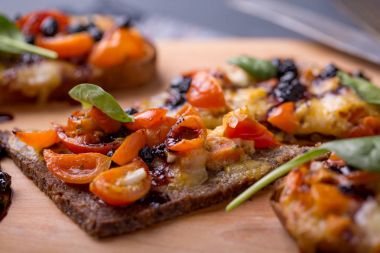 Mozzarella peyniri, domates ve d ile lezzetli bruschetta, yakın çekim