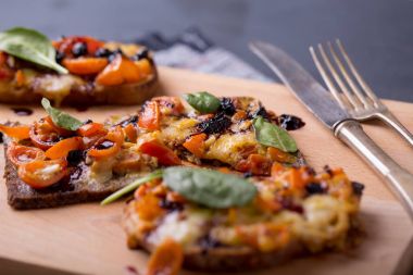 Mozzarella peyniri, domates ve d ile lezzetli bruschetta, yakın çekim