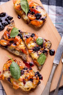 Mozzarella peyniri, domates ve d ile lezzetli bruschetta, yakın çekim