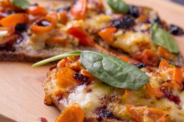 mozzarella ve domates ile lezzetli bruschetta, yakın çekim