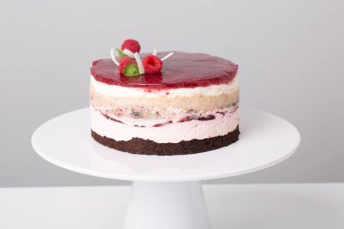 Gri arkaplanda kavramsal meyveli kekin kapağını kapat