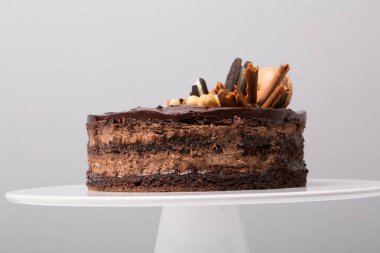 Beyaz bir masada kavramsal tatlılara yakın durun.