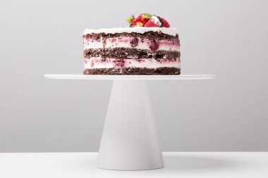 Gri arkaplanda kavramsal meyveli kekin kapağını kapat