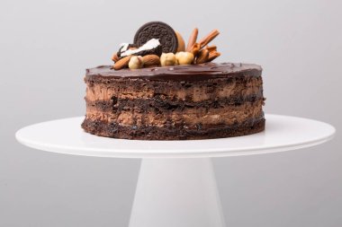 Beyaz bir masada kavramsal tatlılara yakın durun.