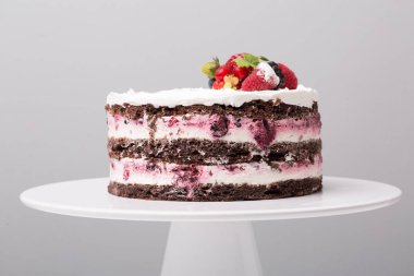 Gri arkaplanda kavramsal meyveli kekin kapağını kapat