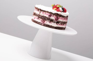 Gri arkaplanda kavramsal meyveli kekin kapağını kapat