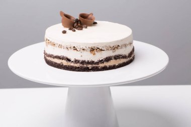 Beyaz bir masada kavramsal tatlılara yakın durun.