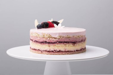 Gri arkaplanda kavramsal meyveli kekin kapağını kapat